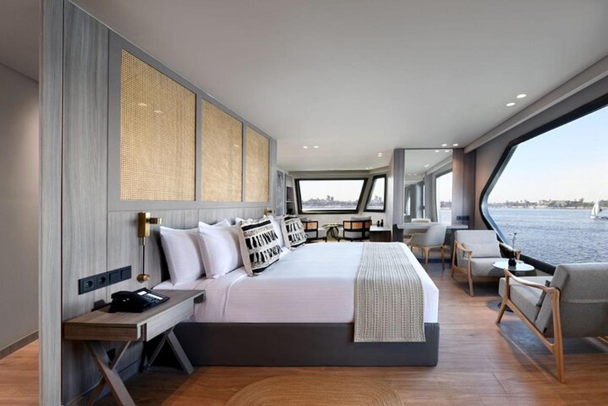 ein Schlafzimmer mit großem Bett und Blick aufs Wasser