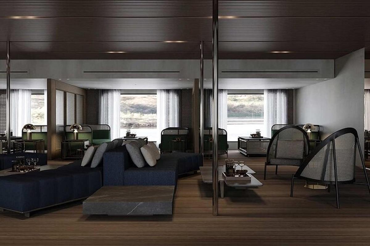 een woonkamer met een blauwe bank en wat stoelen