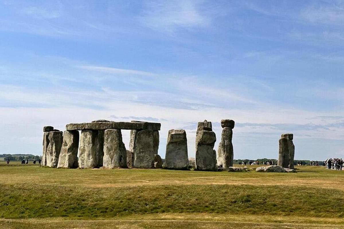obrázek starobylého kamenného monumentu v poli