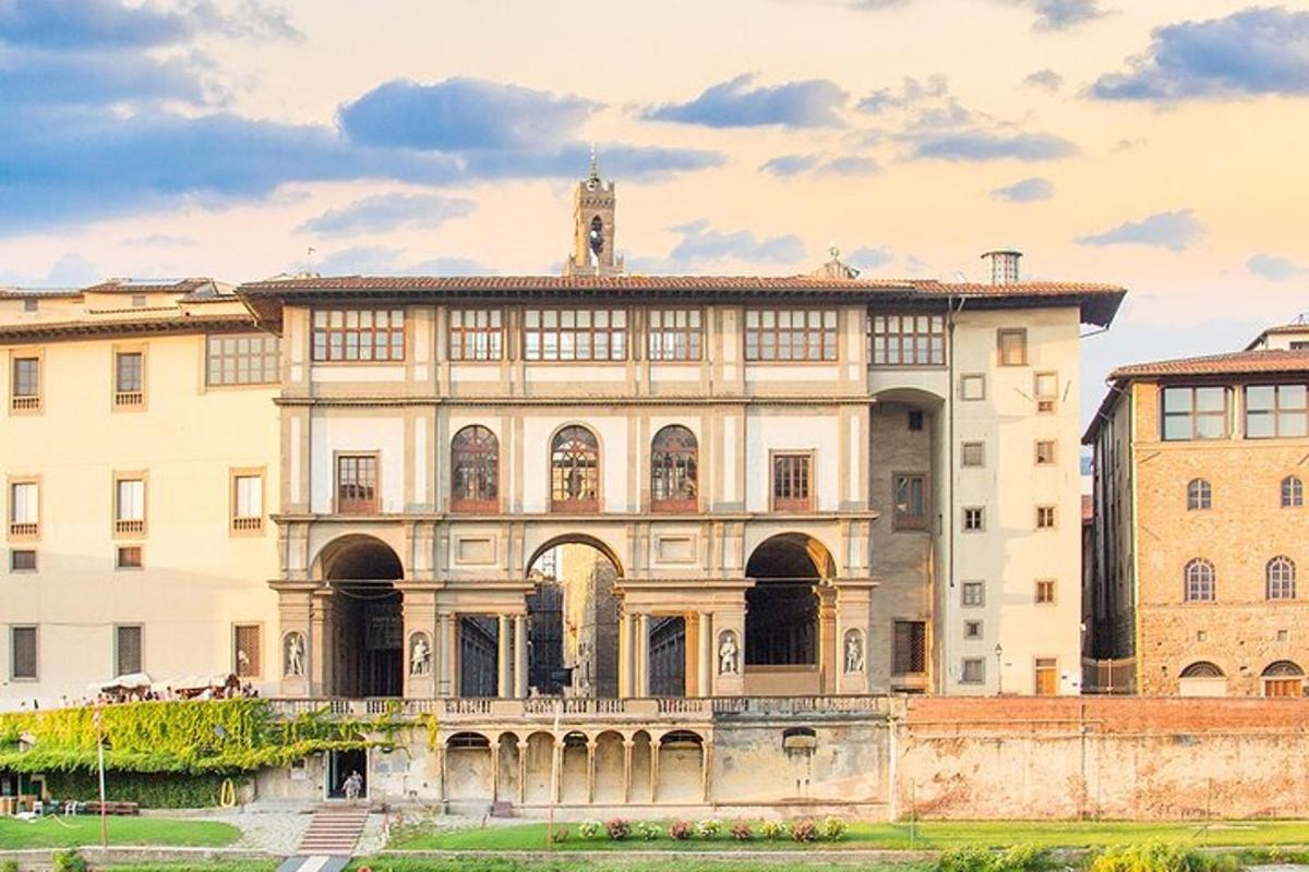 um grande edifício com uma torre do relógio no topo