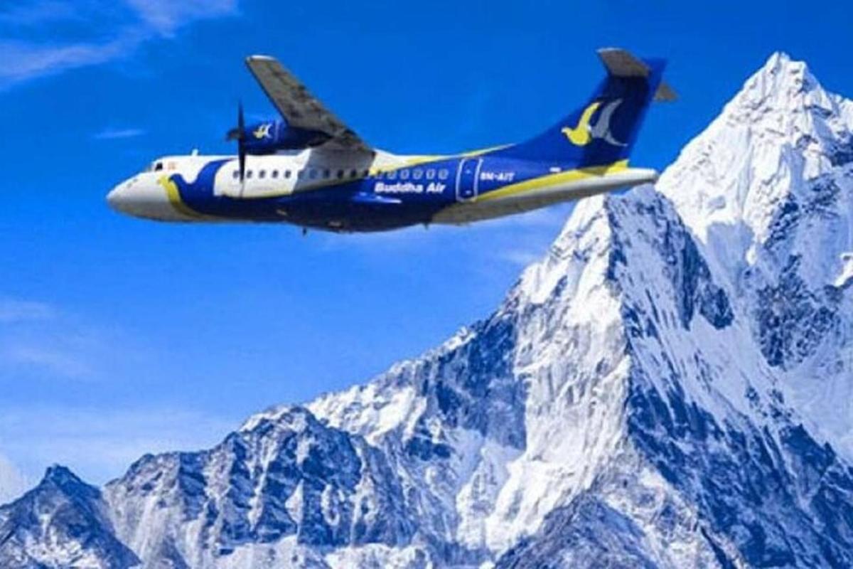 雪に覆われた山の上を飛ぶ飛行機