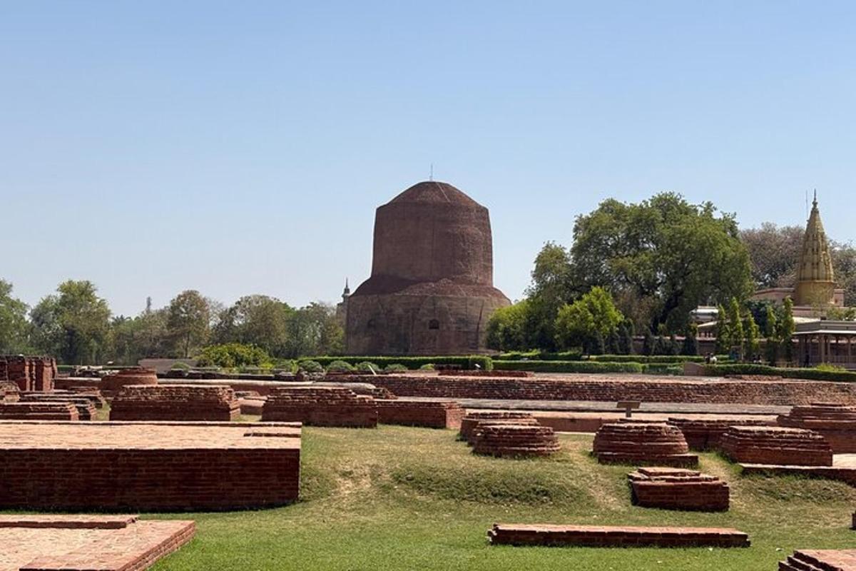un grande campo con un edificio sullo sfondo