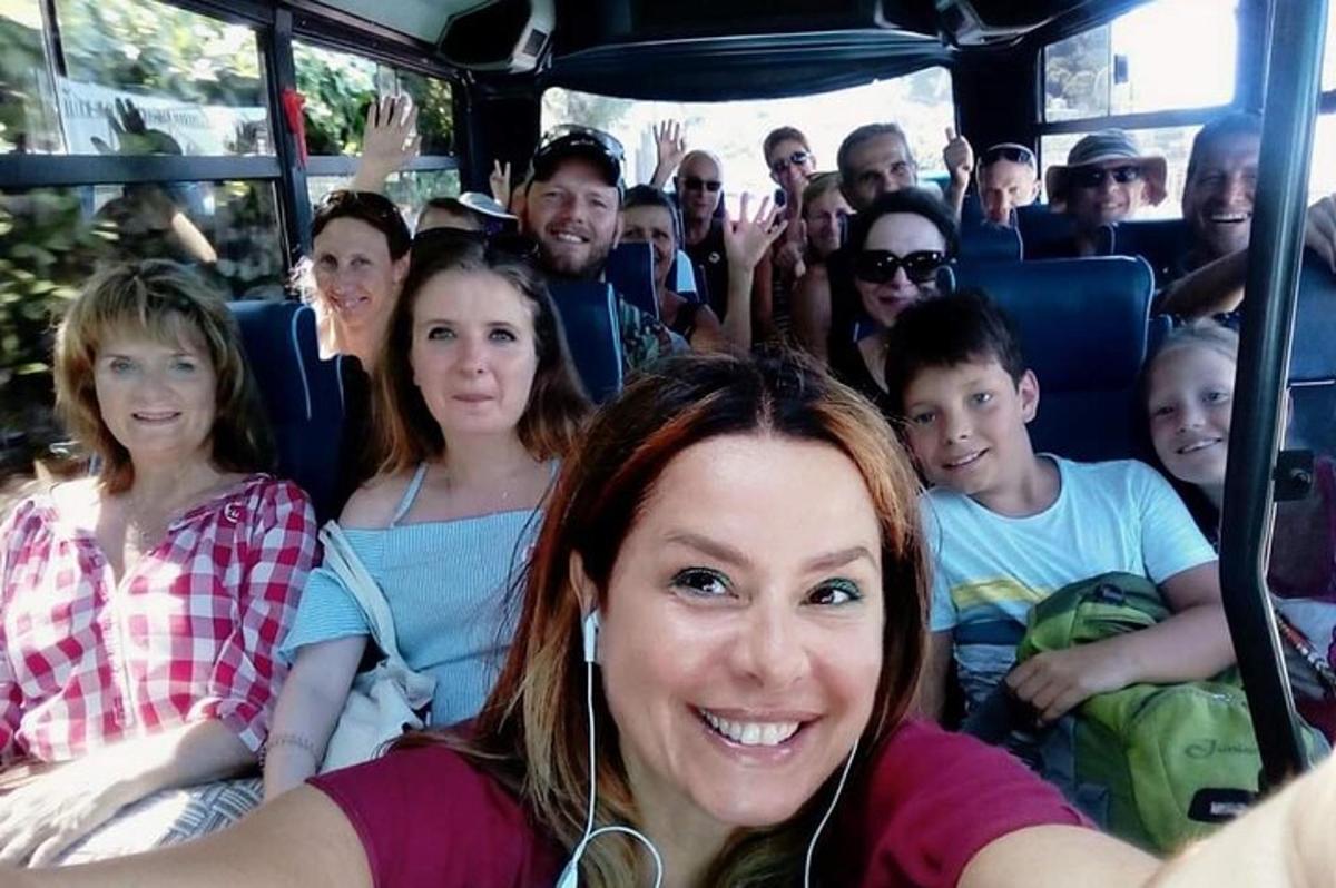 skupina lidí jedoucích v autobuse
