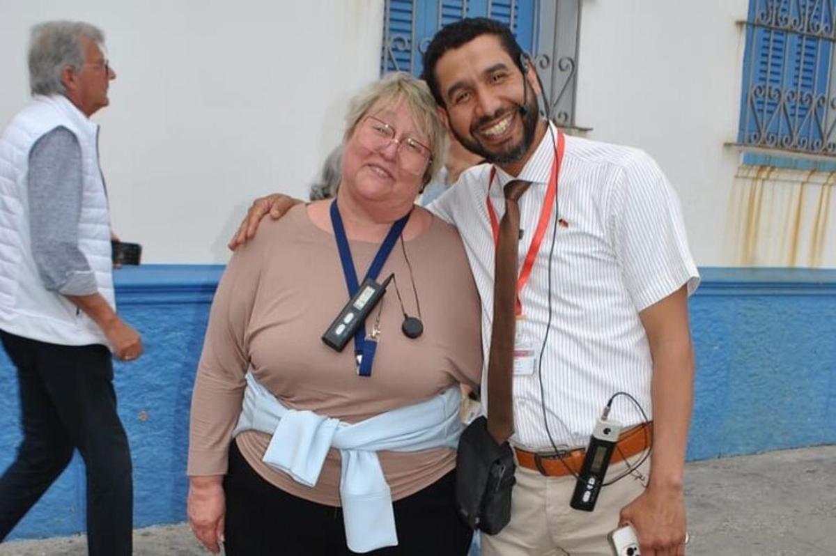 mees ja vanem naine poseerivad pildi jaoks