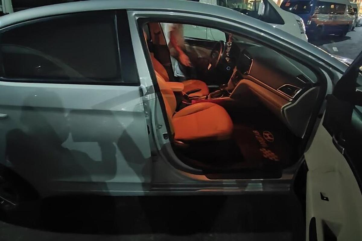 auto s otevřenými dveřmi na parkovišti