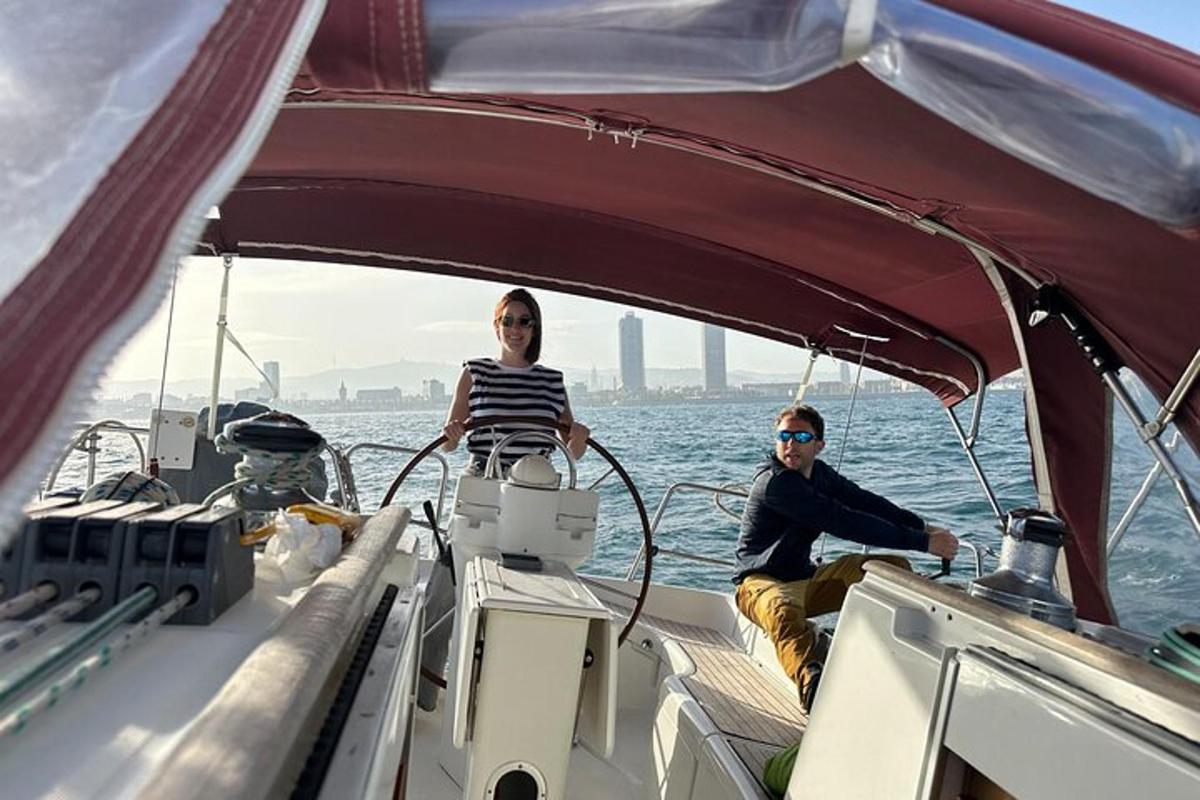 een man en vrouw op een boot in het water