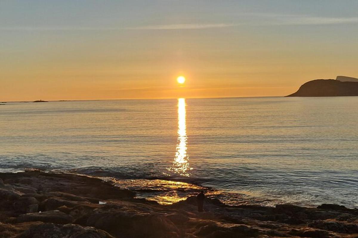 Una puesta de sol sobre el océano con la puesta del sol