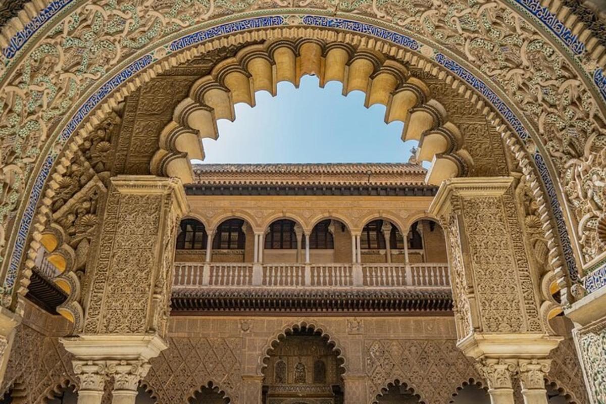 an archway of a building with a balcony