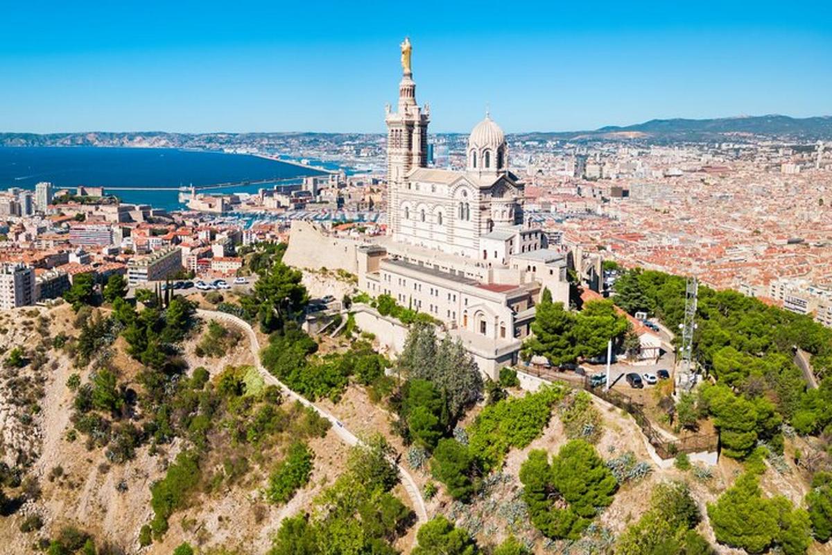 una vista d'una ciutat amb una església dalt d'un turó