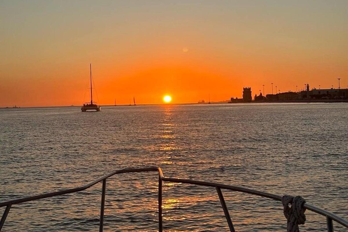 en båt i vannet mens solen går ned