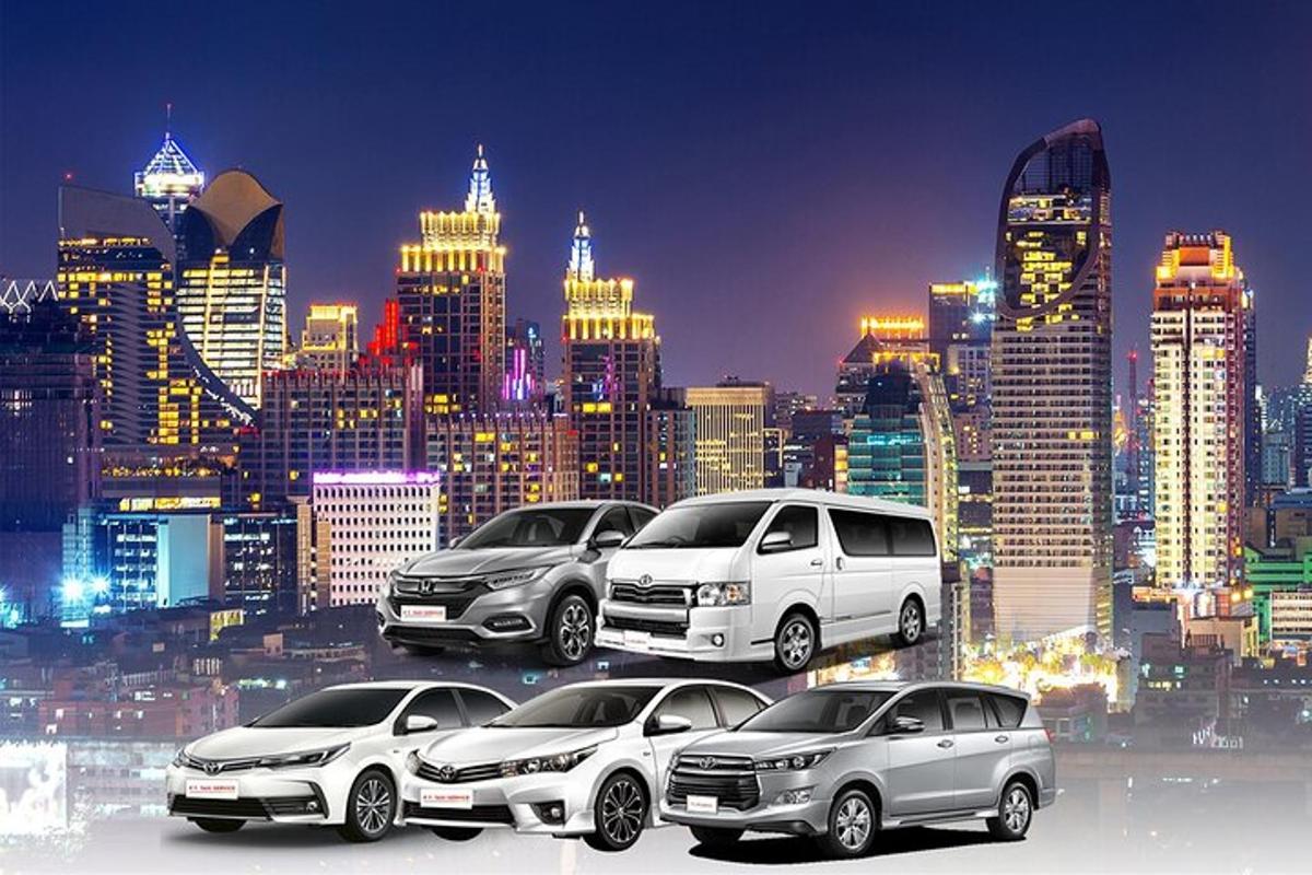 grupp autosid, mis on pargitud linna ette