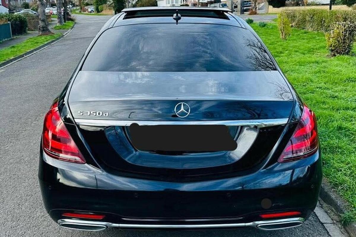 auto zaparkované na kraji silnice