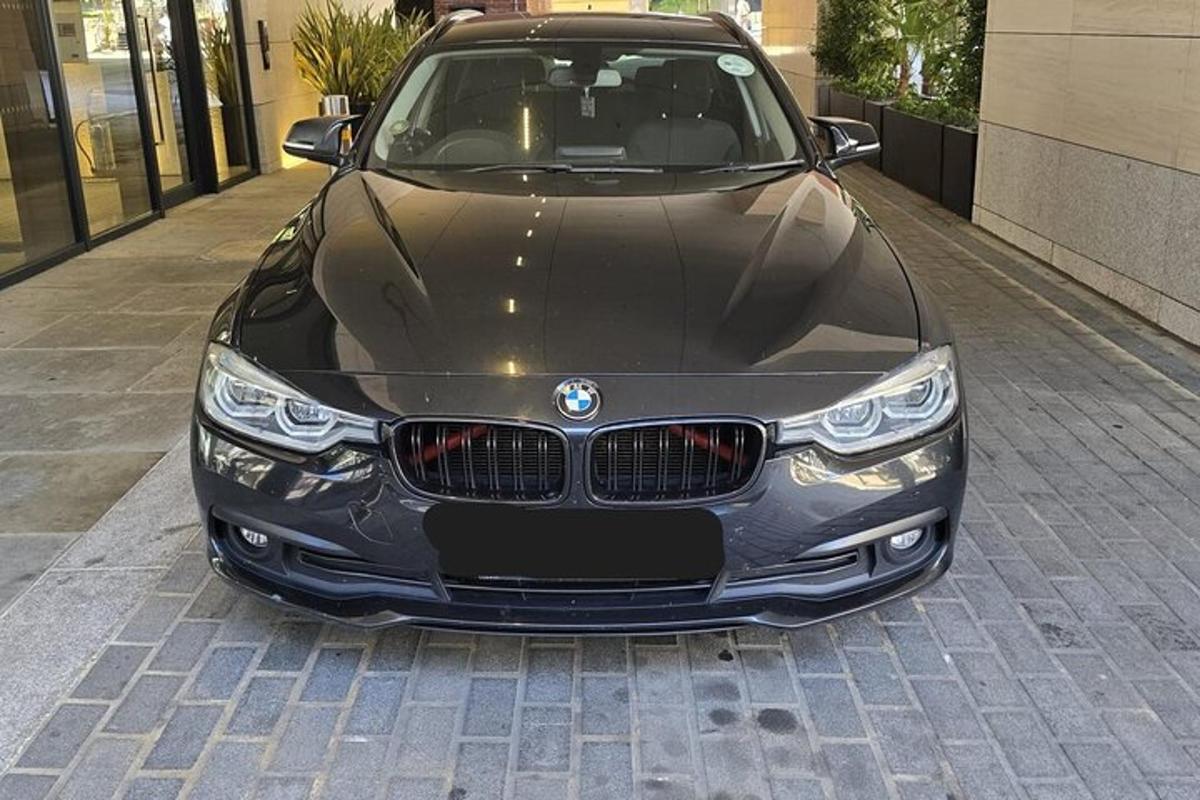 černé auto zaparkované na ulici