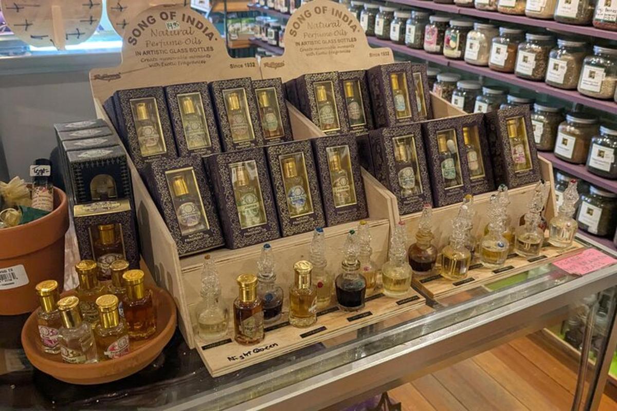 una mostra di bottiglie di whisky su uno scaffale in un negozio