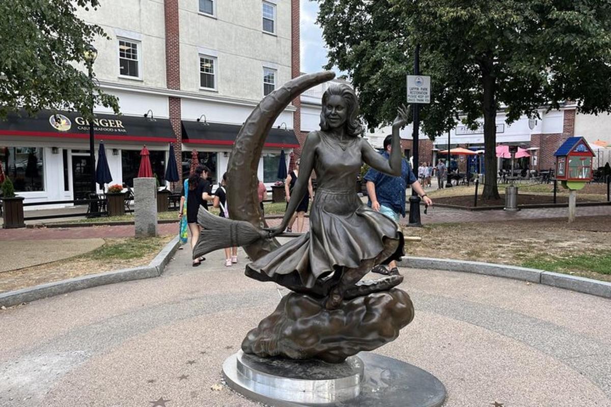 una statua di una donna che tiene un ombrello