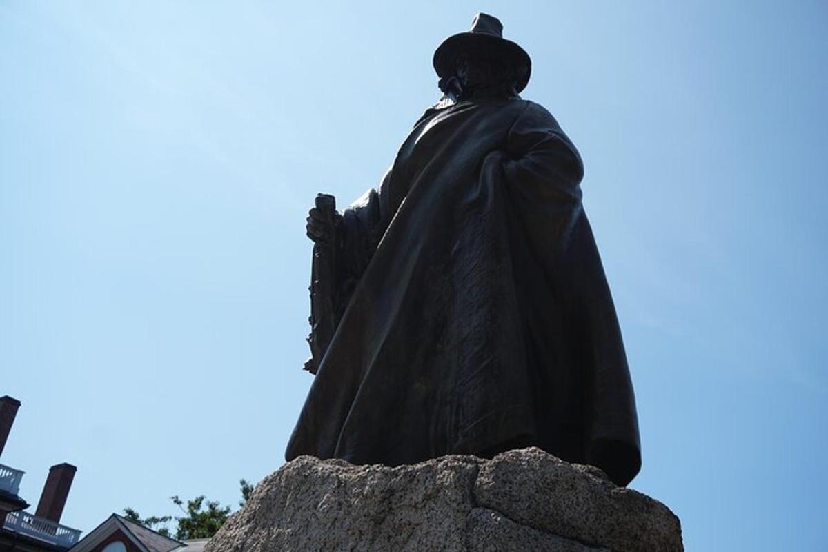 una estatua de un hombre sentado en una roca