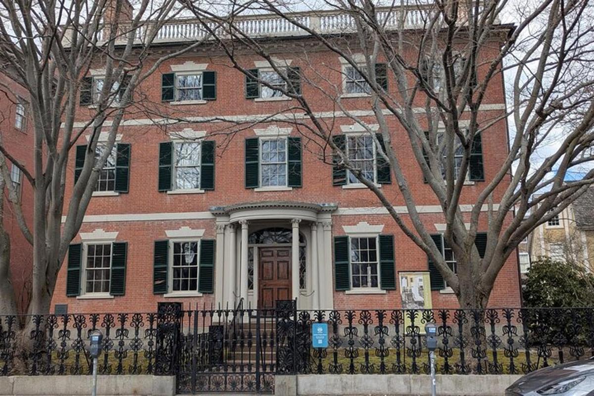 una grande casa in mattoni rossi con una porta d'ingresso bianca