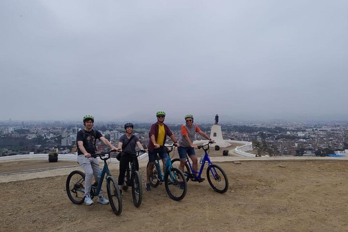 un gruppo di persone in bicicletta in cima a una collina