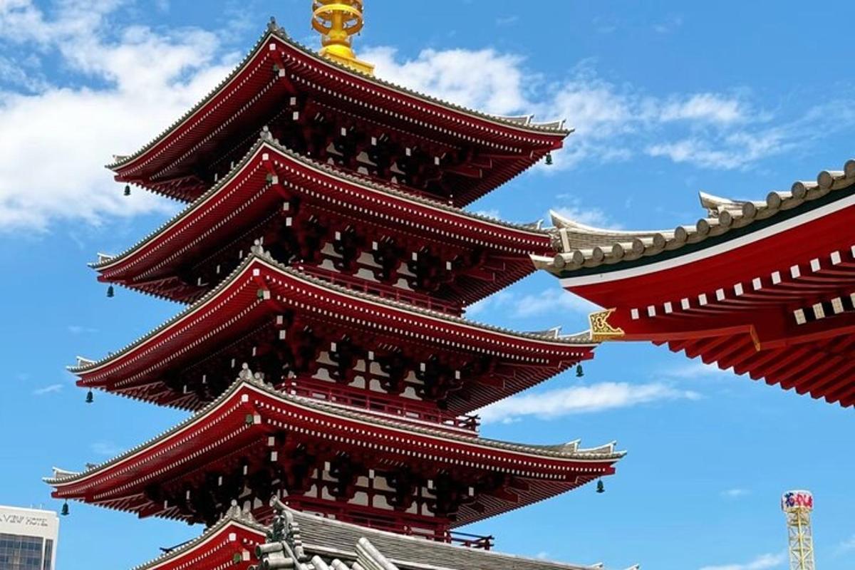 un grande edificio rosso e bianco con un cielo sullo sfondo