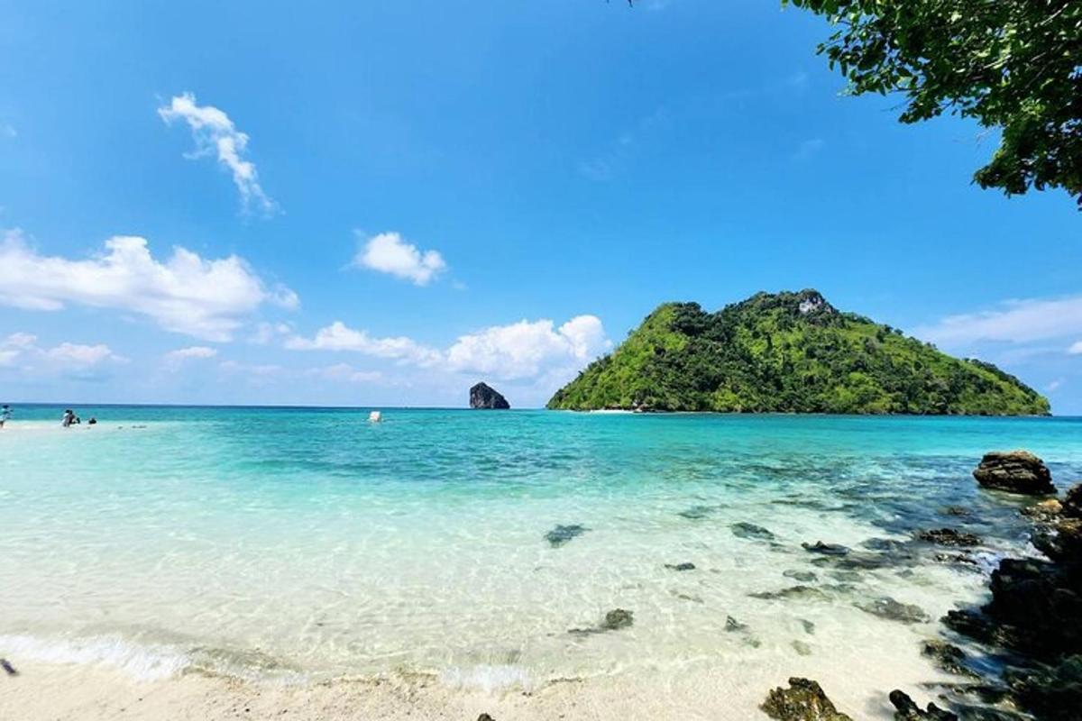 una spiaggia con una piccola isola nell'acqua