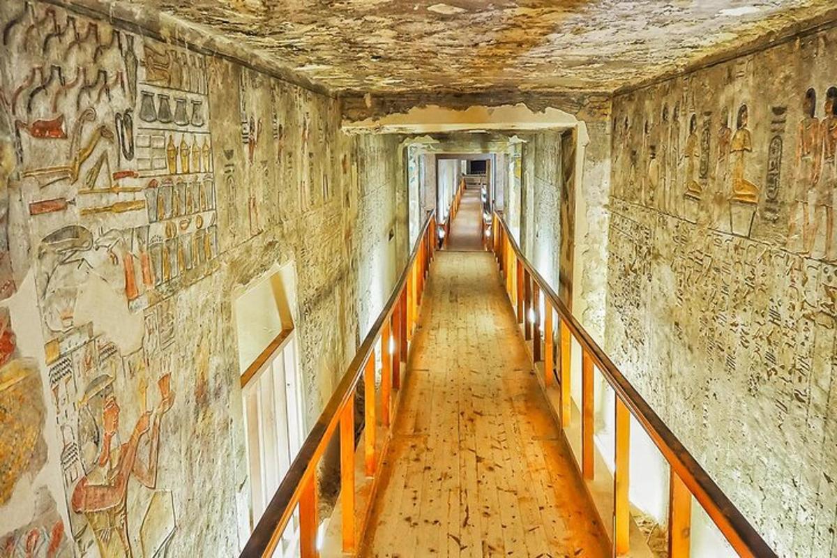 lorong dalam bangunan purba dengan lukisan di dinding