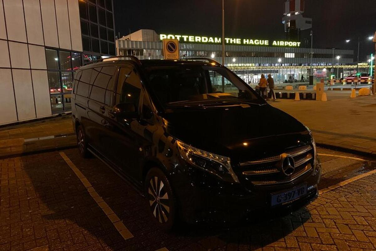 Ένα μαύρο βαν παρκαρισμένο σε ένα πάρκινγκ τη νύχτα