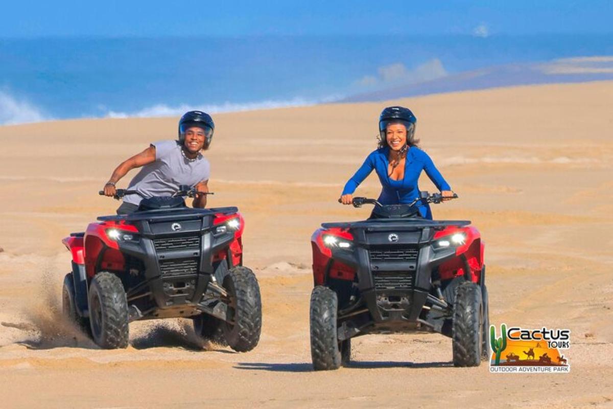 dalawang tao na nakasakay sa mga atv sa disyerto