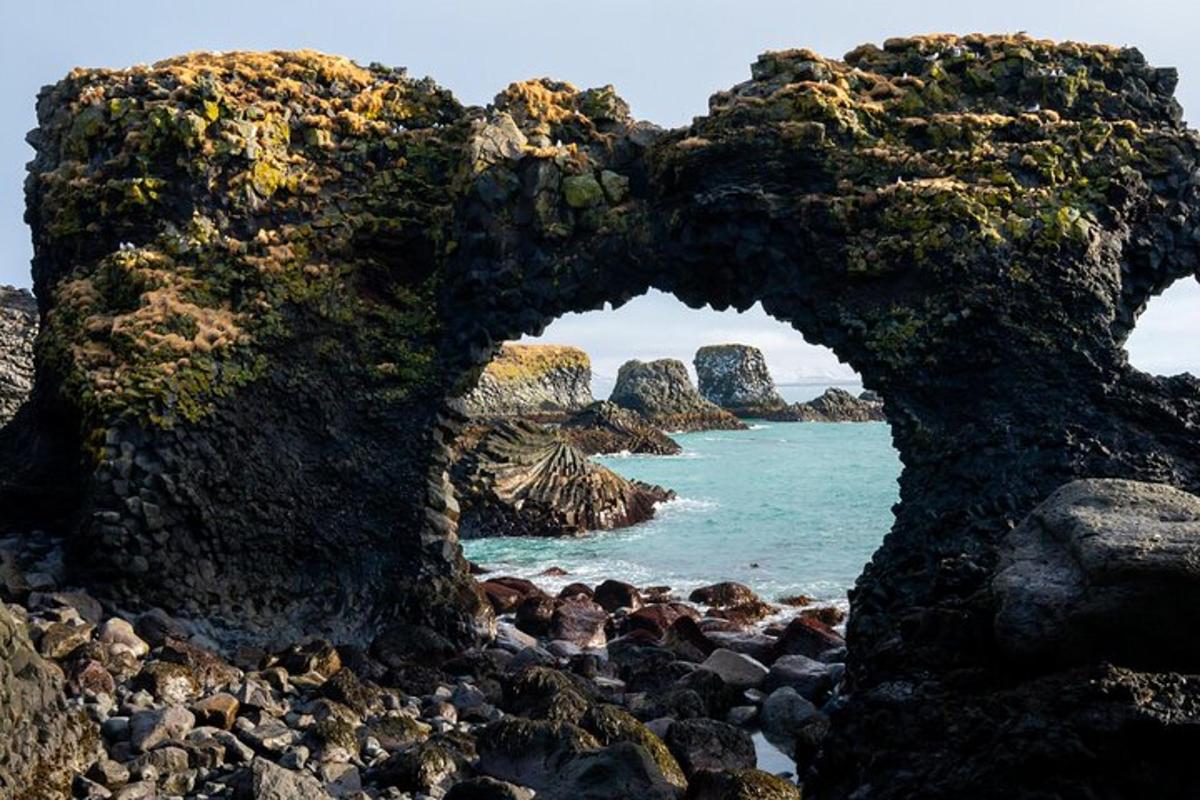 un arco nelle rocce su una spiaggia rocciosa