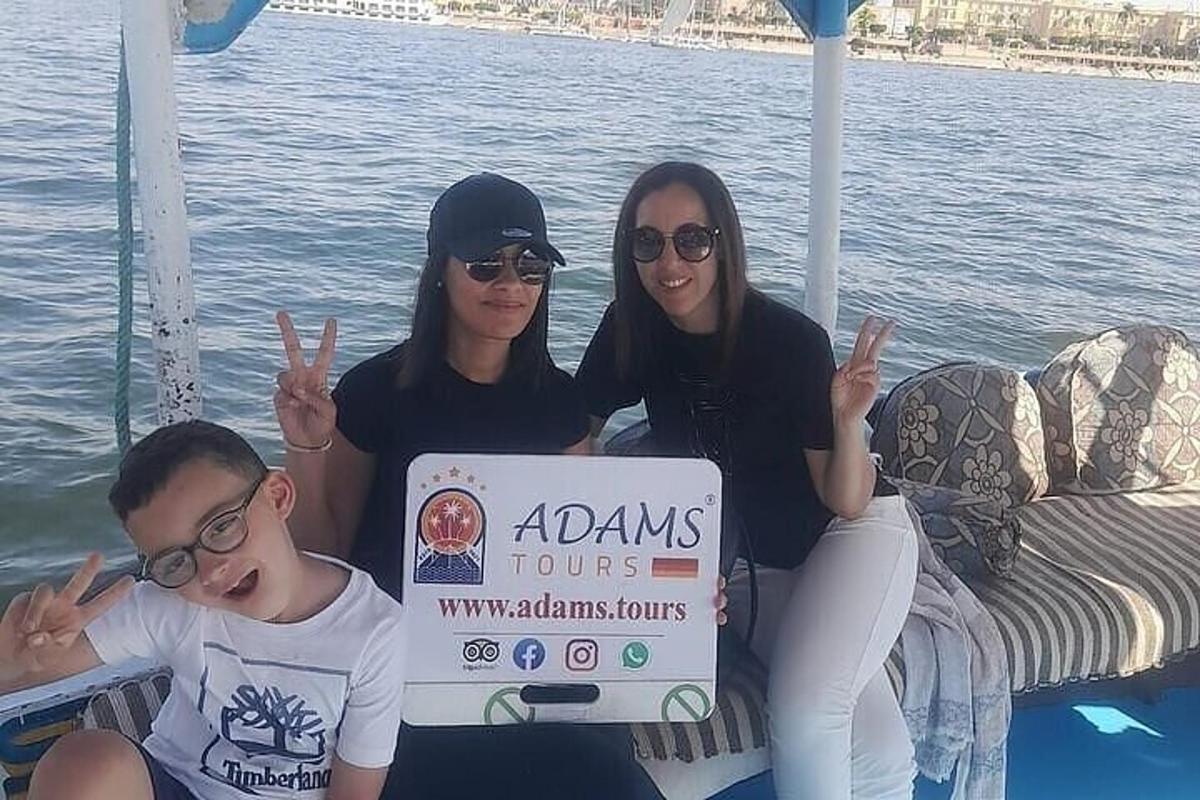 مجموعة من ثلاثة أشخاص يجلسون على متن قارب مع جهاز كمبيوتر محمول