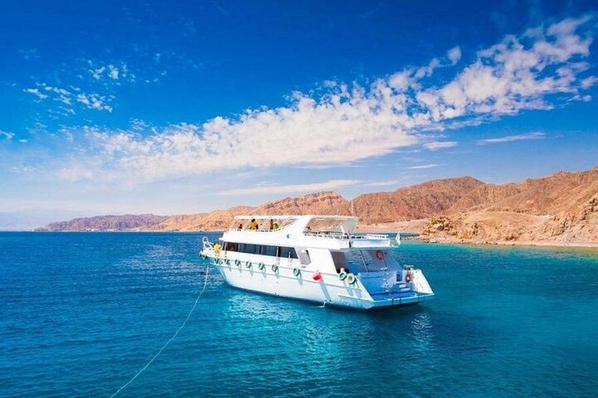 suyun ortasında beyaz bir tekne