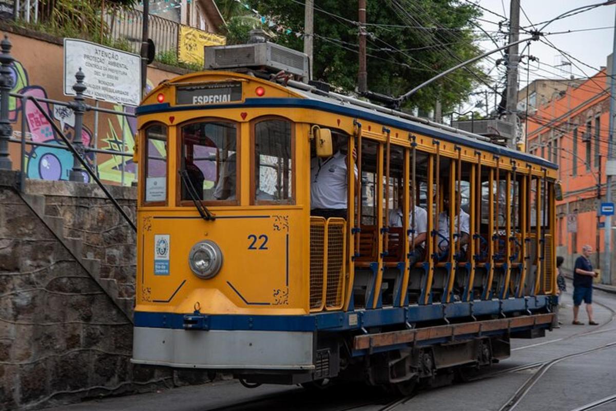 sebuah trem kuning melaju di jalan
