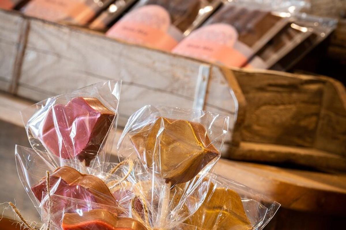 sekumpulan coklat yang dibalut dengan plastik di atas meja