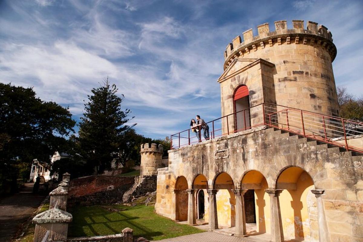 un uomo in piedi sul balcone di un castello