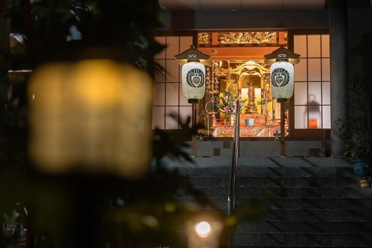 un ingresso a un tempio con un santuario