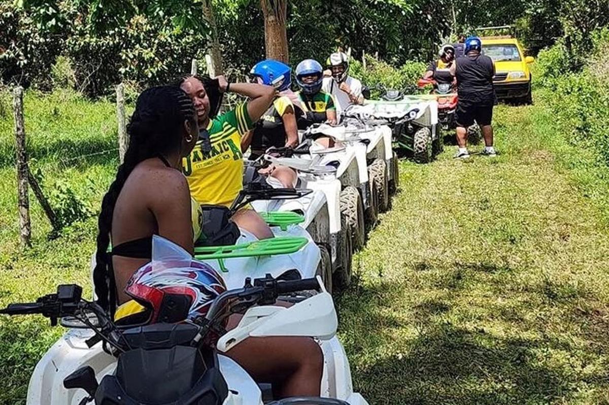 um grupo de pessoas andando de quadriciclo em um campo