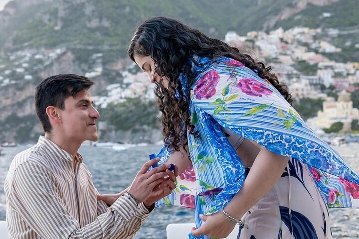 một người đàn ông và một người phụ nữ đứng trên thuyền