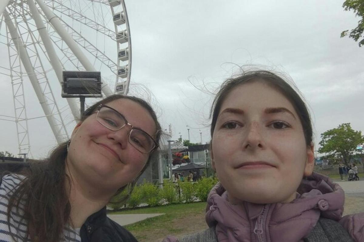 dvě ženy stojící před ruským kolem