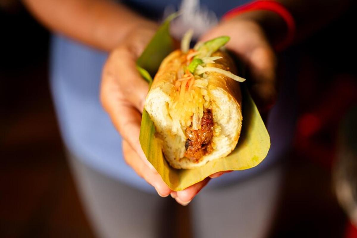 una persona sosteniendo un sándwich en la mano