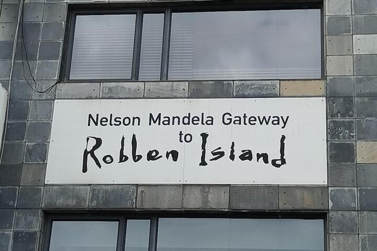 un cartello per un'isola di ringhiere su un edificio