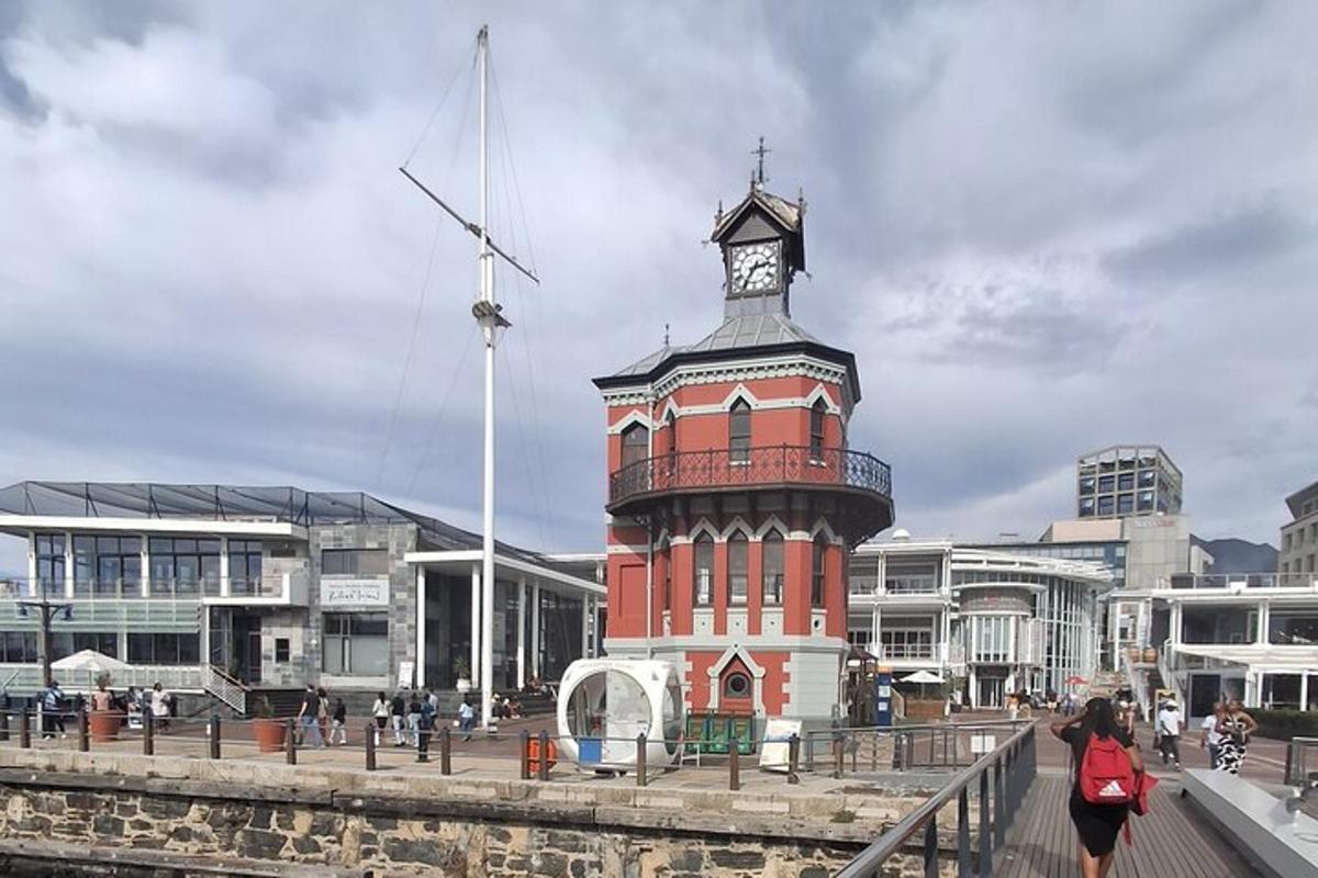 un edificio con una torre dell'orologio in cima