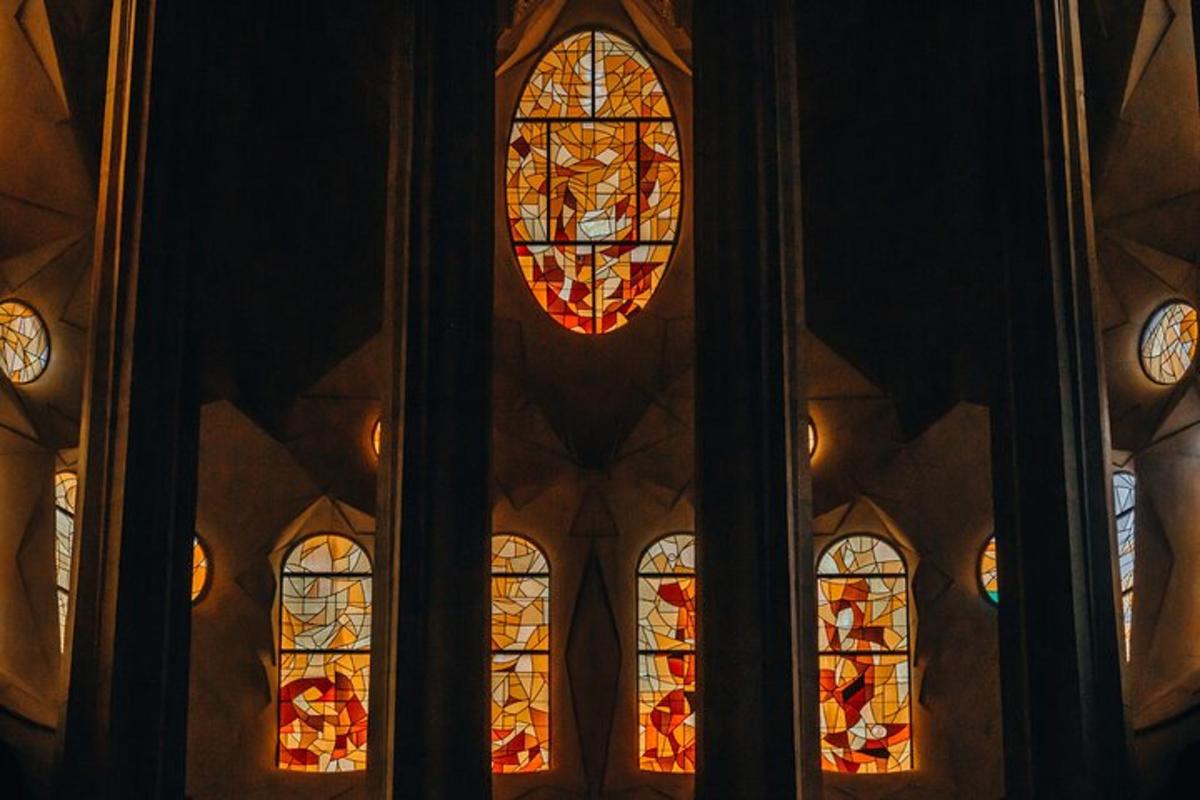 egy csoport ólomüveg ablak egy templomban
