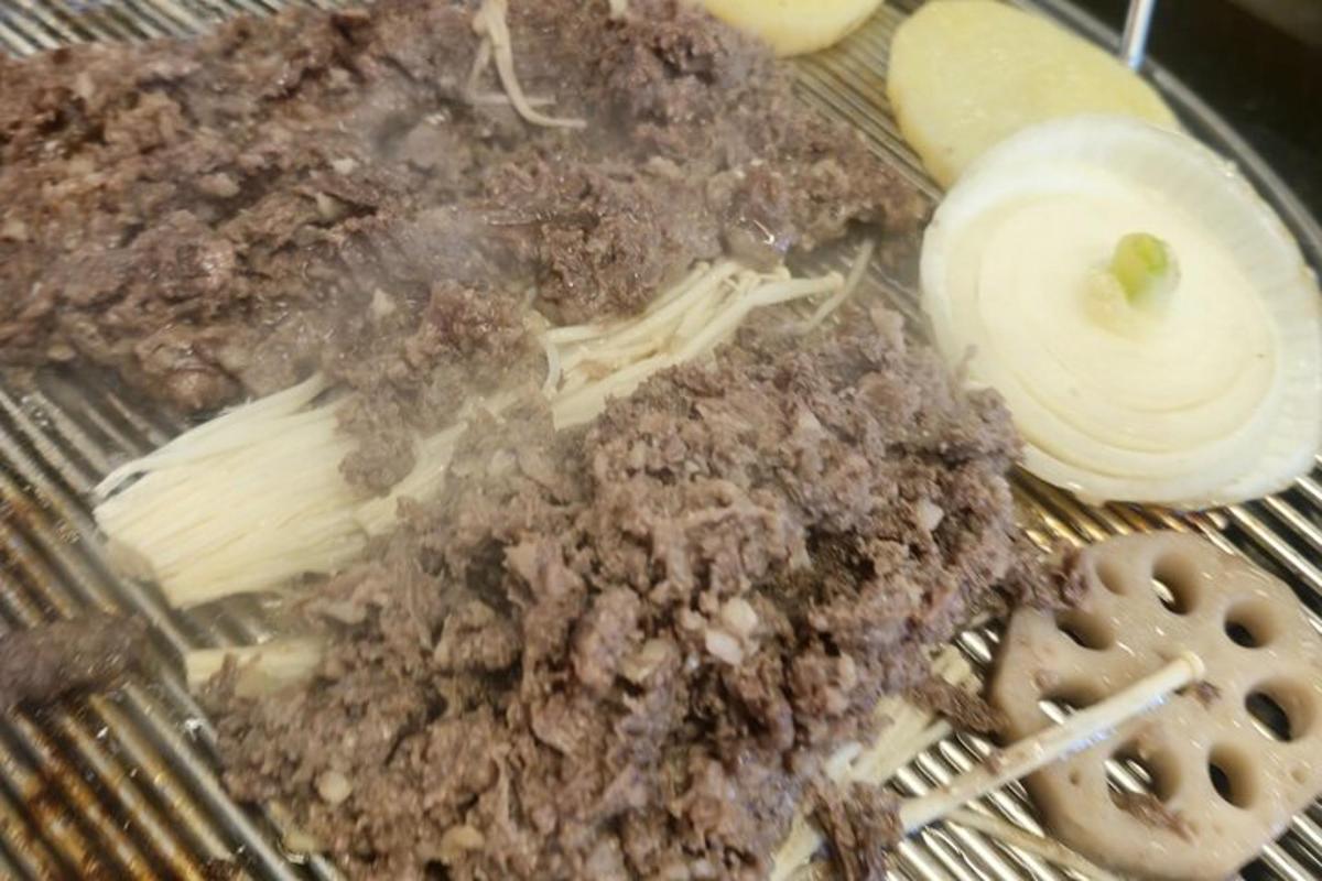 une pile de nourriture sur une table