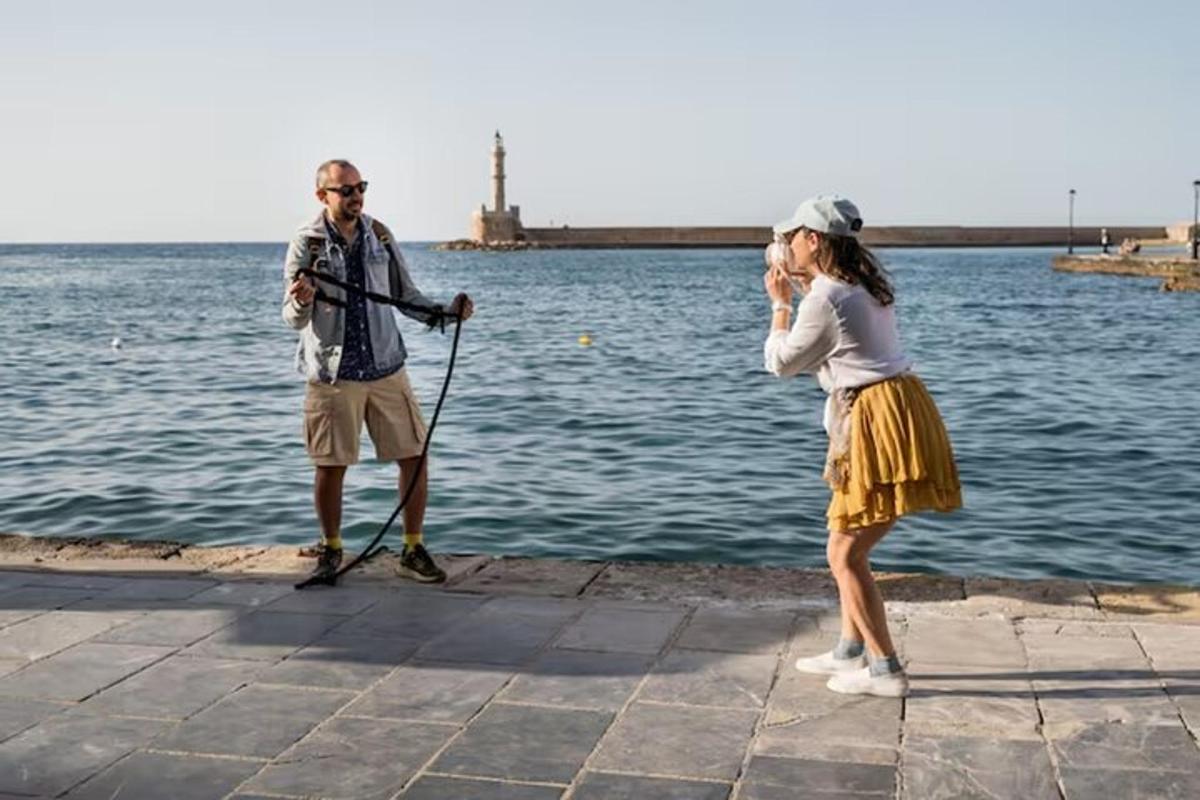 un uomo e una donna in piedi accanto all'acqua
