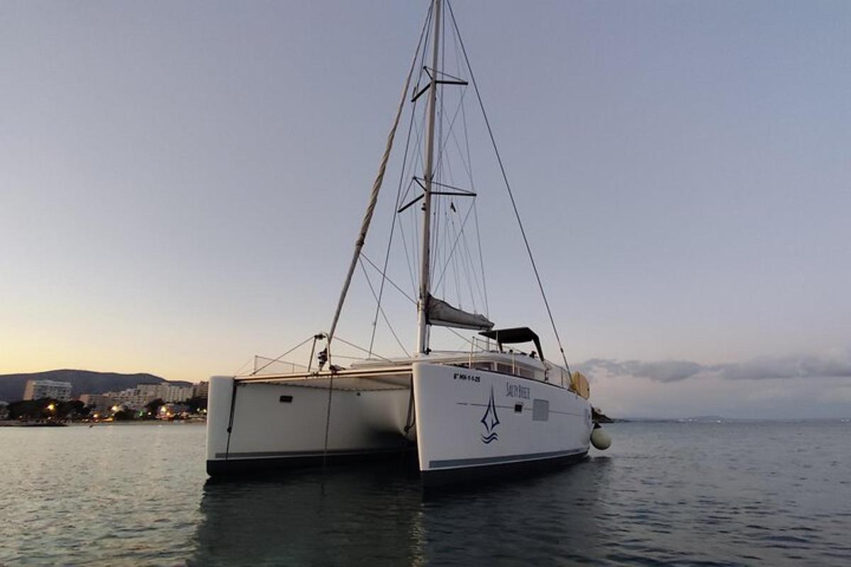μια λευκή βάρκα που κάθεται στο νερό