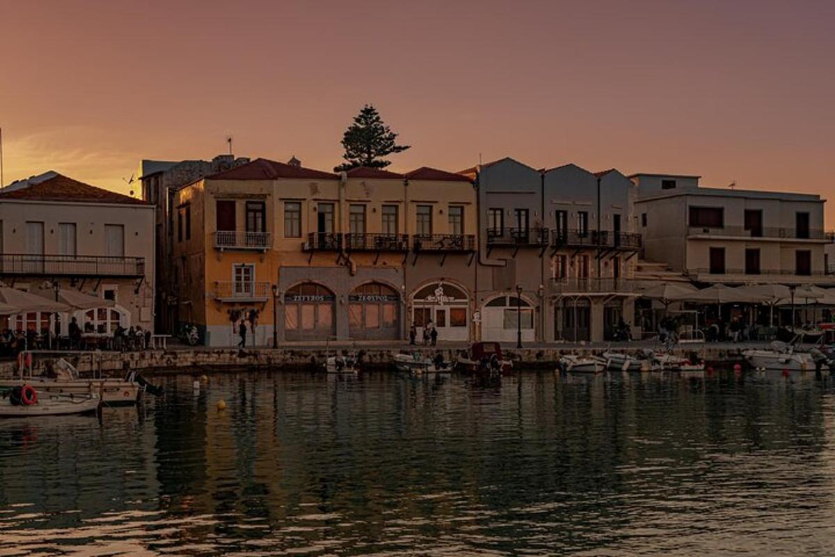 un grup d'edificis al costat d'una massa d'aigua