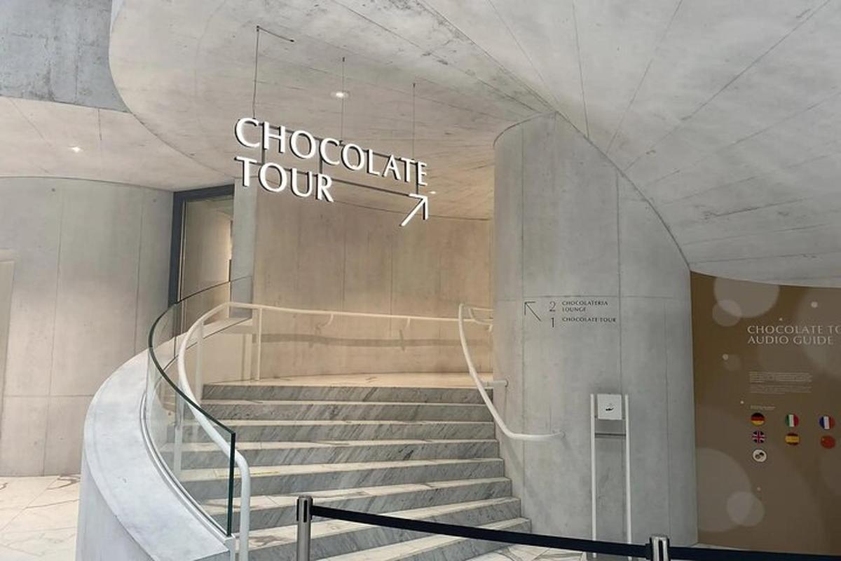 Una escalera en un edificio con un cartel que dice tour de chocolate