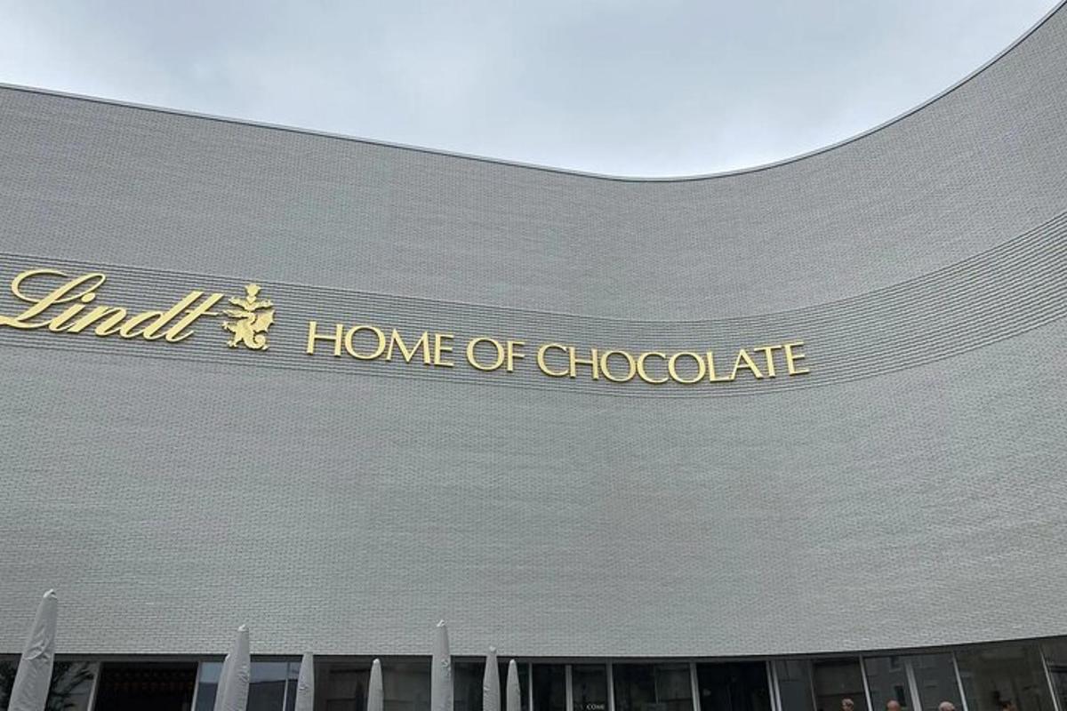 Una casa de chocolate en el lateral de un edificio.