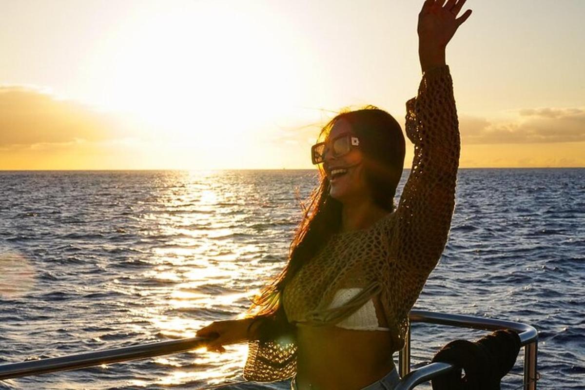 uma mulher em um barco no oceano