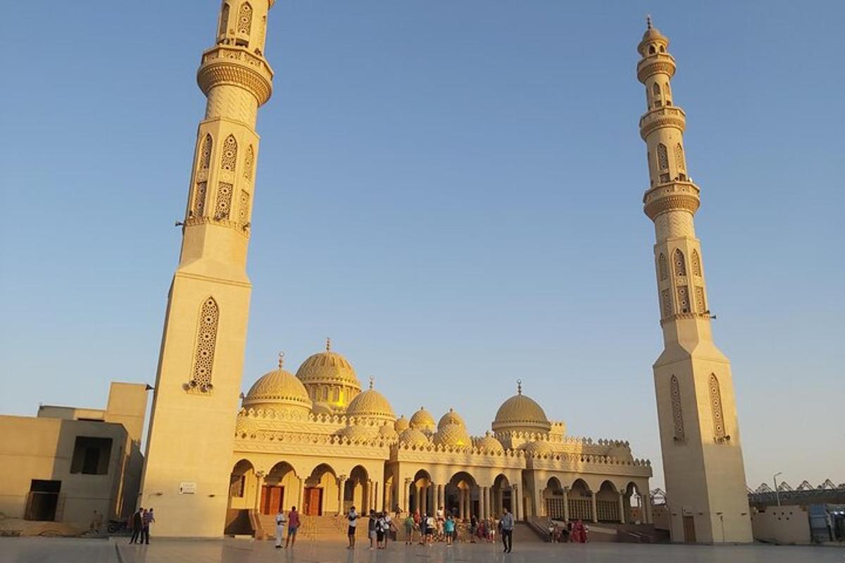 un gran edifici amb dues torres altes i una mesquita