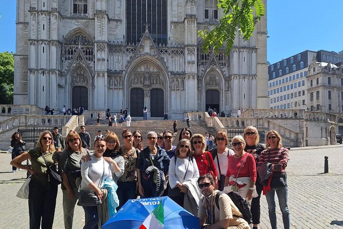 sekelompok orang berdiri di depan katedral